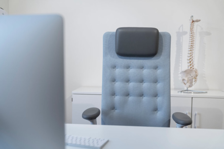 Rückenschmerzen Saarlouis - Dr. Thiel - zu langes Sitzen auf dem Bürostuhl kann Rückenschmerzen verursachen